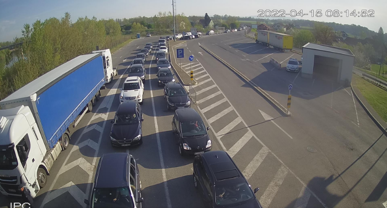 KOLONE VOZILA NA 4 GRANIČNA PRELAZA BIH: Oštećen most i zabrana saobraćaja za teretna vozila