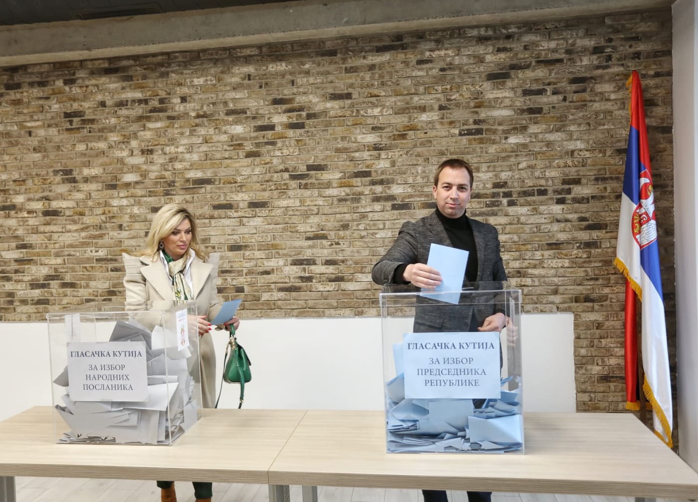 ONI SU MEĐU 11.500 OSOBA U BIH SA PRAVOM GLASA: Goran Selak sa sestrom glasao u Banjaluci