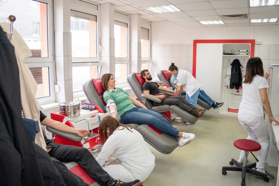 HUMANOST U BANJALUCI I SKOPLJU: Zaposleni iz Infinity grupacije darovali krv i donijeli poklone