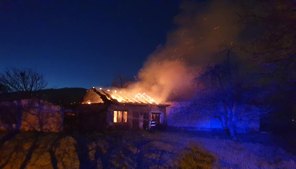 STRAVIČAN POŽAR: Izgorio stambeni objekat, vatrogasci sat i po gasili vatru (FOTO)