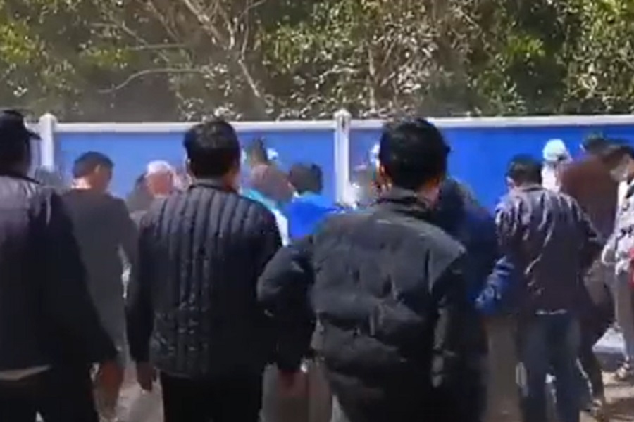 Grad od karantina postao bojno polje! (UZNEMIRUJUĆI VIDEO)