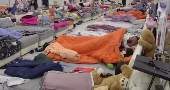 MENSUR I U POLUSNU POKAZUJE PAŽNJU! Ne smeta im okolina za vrele dodire (VIDEO)