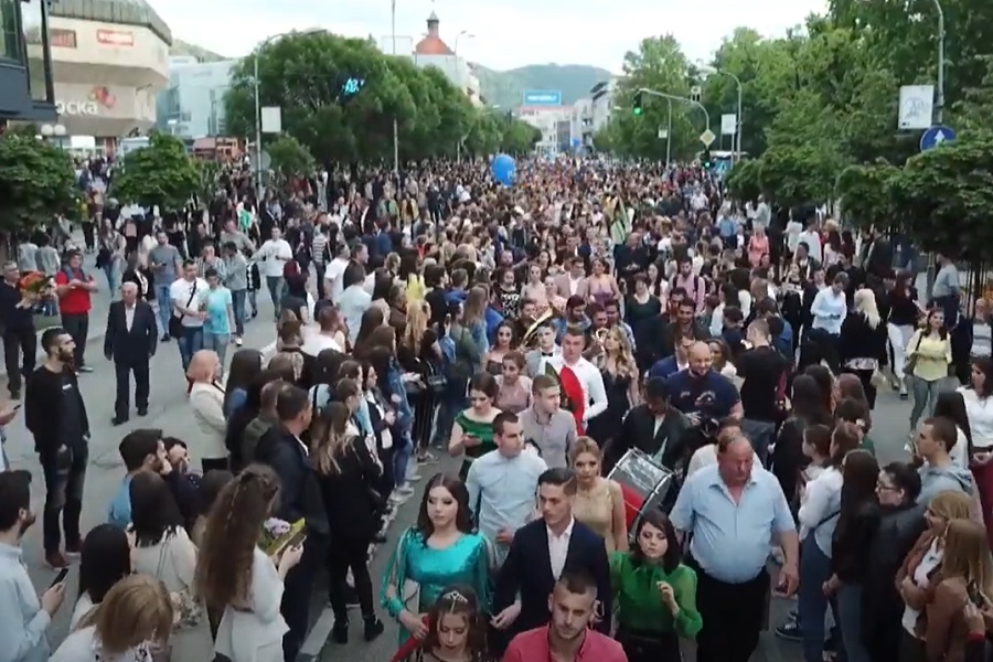 MATURSKO VEČE OZBILJNO UDARA NA KUĆNI BUDŽET: Veliki novac porodice izdvajaju za jedno veče!