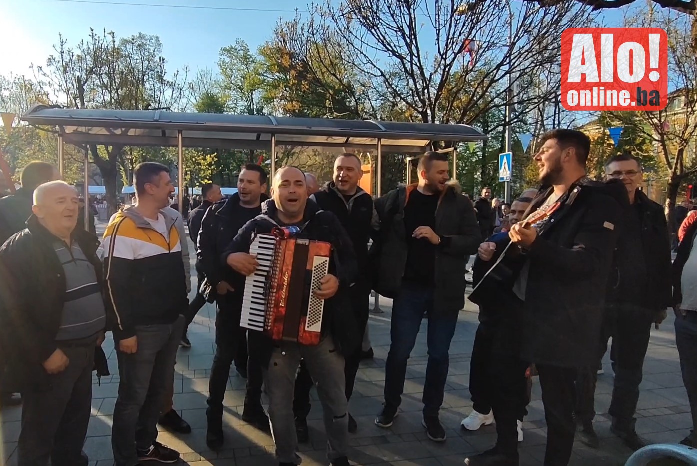 SARAJEVO JEDVA DOČEKALO „INCIDENT“! Cajku otpjevanu na Trgu Krajine proglasili prijetnjom po Kristijana Šmita! (VIDEO)