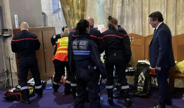 DRAMA U FRANCUSKOJ NA DAN IZBORA: Napao sveštenika i uzvikivao: "Moramo ubiti Makrona"!