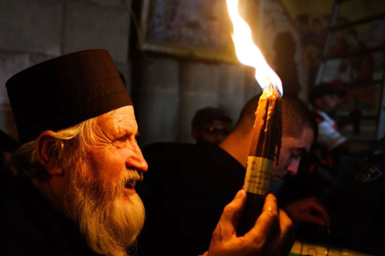 BLAGODATNI OGANJ SIŠAO U Hram Groba Gospodnjeg u Jerusalimu