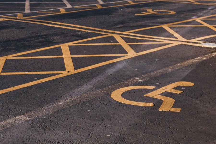 VEĆE KAZNE ZA BAHATE VOZAČE! Zelena površina i rezervisano parking mjesto nisu isto! Ni kazna ne može biti ista!