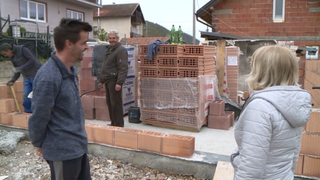 NISU VIŠE MOGLI DA GA GLEDAJU KAKO SE PATI! Građani Bihaća složno grade kuću komšiji! (FOTO)