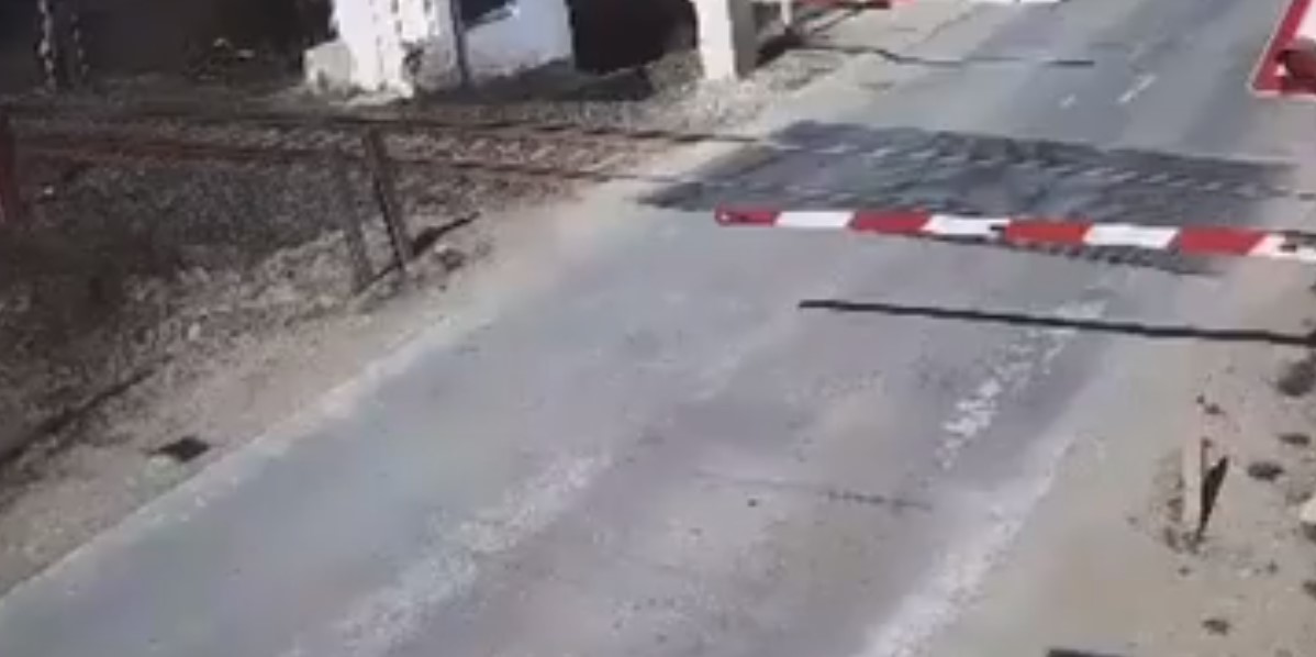VOZAČ GOLFA POLOMIO rampu na pružnom prelazu