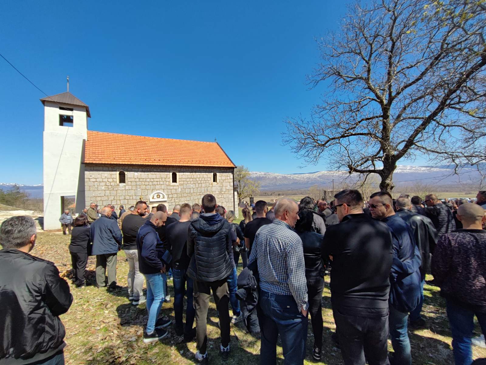 PRISTIŽU KRAJIŠNICI PRED HRAM PRESVETE BOGORODICE: Na vječni počinak ispraćaju legendu, Lazu Pajčina (FOTO/VIDEO)