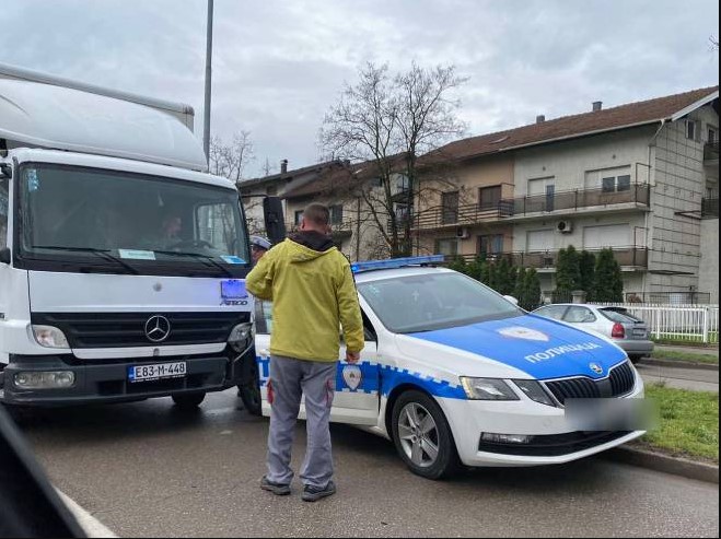 KO JE OVDJE KRIV? Sudar policijskog vozila i kamiona, saobraćaj otežan