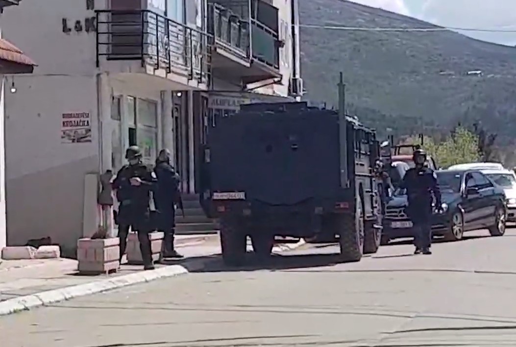 SPECIJALCI ROSU UŠLI U SJEVERNU MITROVICU! Naoružani do zuba, situacija napeta (VIDEO)