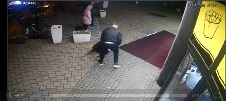 (UZNEMIRUJUĆI VIDEO) Mladić brutalno pretučen, prolaznici zakazali!