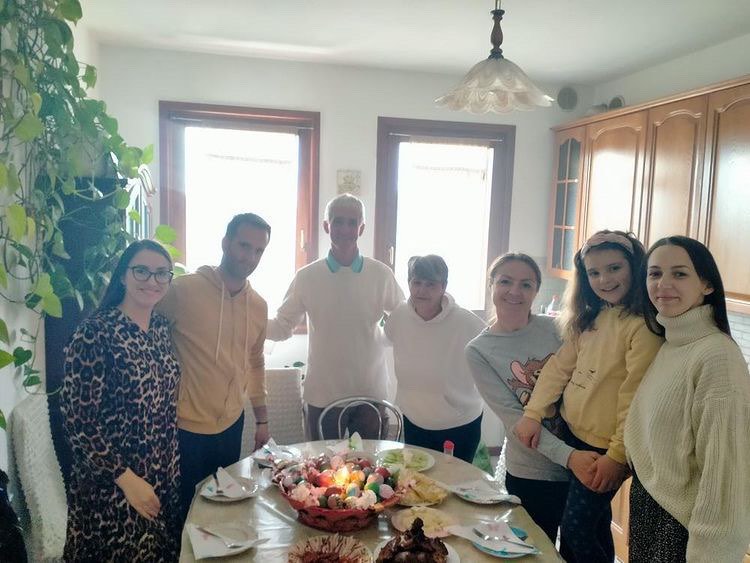 SRBI U DIJASPORI PROSLAVILI PRAZNIK: Gosti na Vaskrs Italijani, prase na ražnju – atrakcija! (FOTO/VIDEO)