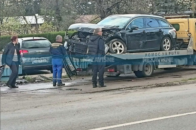 Sudar tri automobila u Banjaluci, dvije osobe povrijeđene