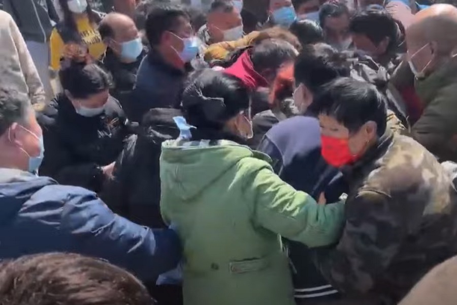 GLADNI NAROD PRAVI HAOS NA ULICAMA: "Podijelite nam zalihe hrane!" (VIDEO)