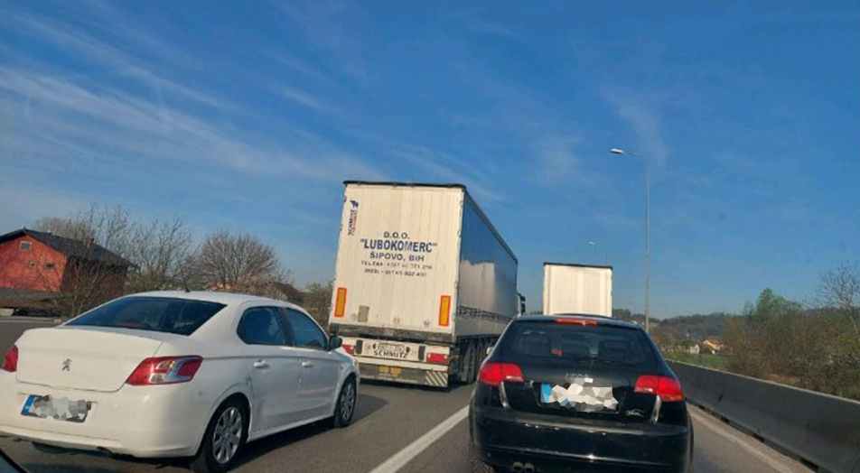 UDES NA BRZOJ CESTI KLAŠNICE - BANJALUKA: Automobil se prevrnuo na krov, nema informacija o povrijeđenima (FOTO)