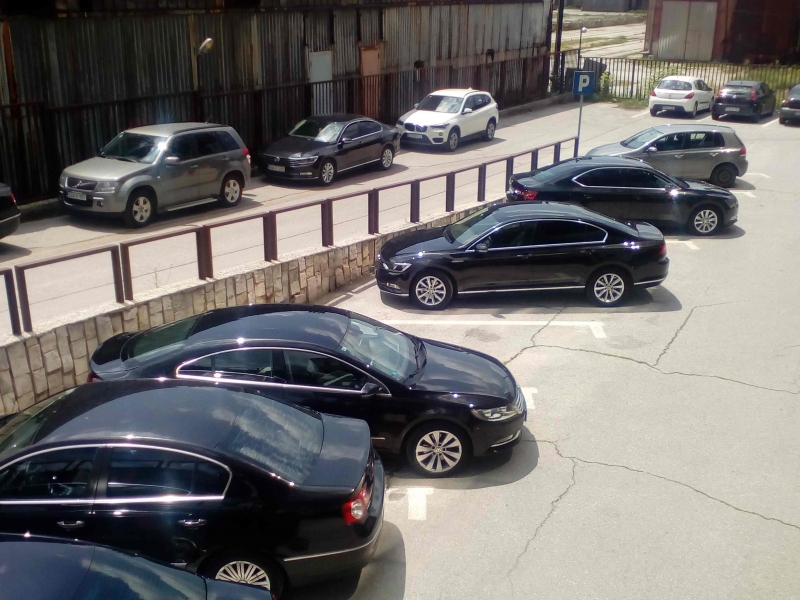 BEZOBRAZLUK! PREČE NJIMA VOZITI NEGO NAMA JESTI: Za službena vozila umjesto 30 limit 50 hiljada KM!?