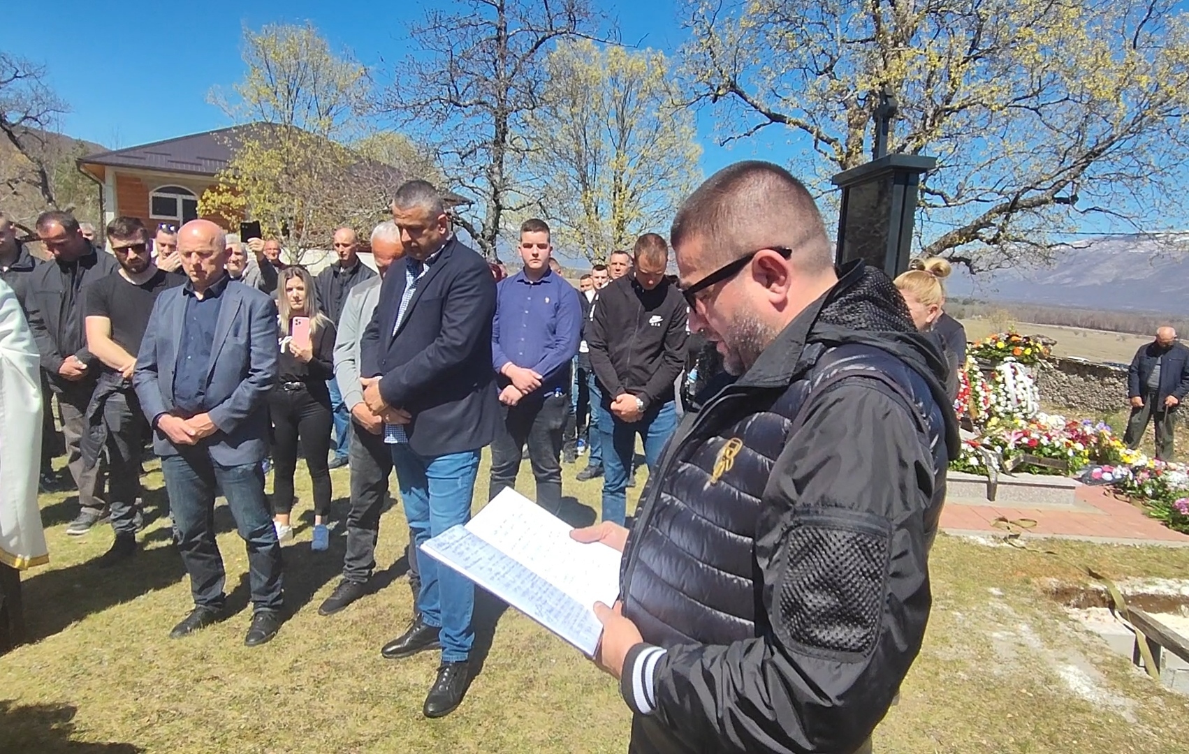 ODRASLI LJUDI JECALI K'O DJECA! Baja Mali Knindža održao oproštajni govor! Posljednje riječi Laze Pajčina kidaju dušu! (FOTO/VIDEO)