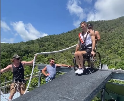 OVAJ LIK JE STVARNO NEZAUSTAVLJIV! Skok sa 50 metara visine u invalidskim kolicima?! Nema problema! (VIDEO)