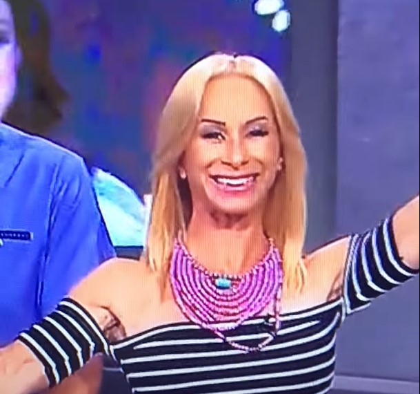 URNEBESNO: Voditeljki ispao zub usred emisije uživo (VIDEO)