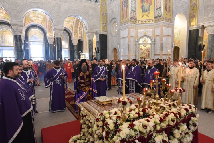PATRIJARH SLUŽIO VEČERNJE BOGOSLUŽENJE, iz Hrama iznijeta Plaštanica
