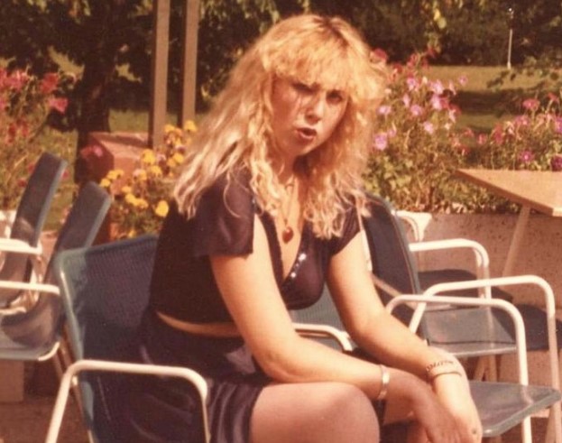 "DUGE NOGE" DOŠLE JOJ GLAVE: Evo kako je Lepa Brena nasmijala mostarsku publiku daleke 1983. (VIDEO)