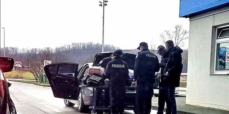 CARINICI SPRIJEČILI KRIJUMČARENJE NEPRIJAVLJENOG NOVCA Zaplijenili oko 40.000 evra; Većina novca bila skrivena u muškim čarapama