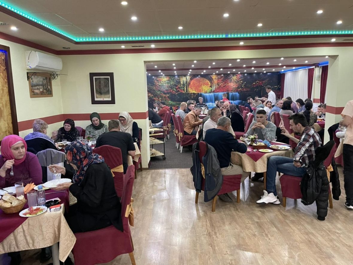 I OVO JE BiH: Pravoslavac organizovao iftar za 100 osoba