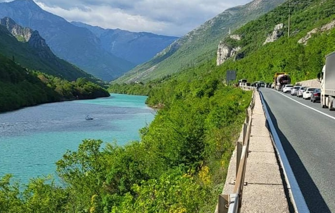 NOVA NESREĆA NA BH PUTEVIMA Cisterna udarila u kombi pa sletjela u rijeku