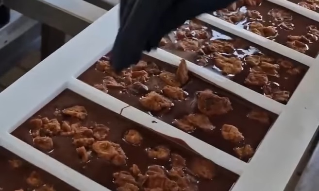 TRAŽILI STE - DOBILI STE! Stigla čokolada sa čvarcima!