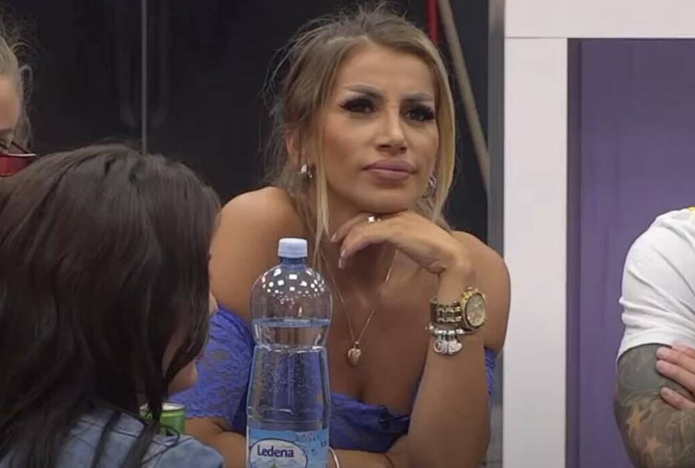 DALILA IZGUBILA DOSTOJANSTVO! Dragojevićka uhvaćena kako radi ovo nakon što se Car ljubio sa Sanjom, fanovi zgroženi! (VIDEO)