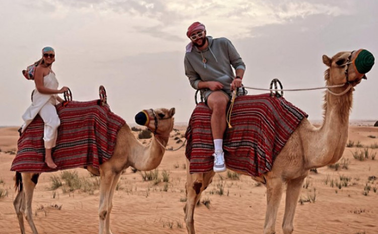 "NAJLJEPŠE BOLOVANJE" Nurkić odmor u Dubaiju iskoristio za jahanje deva (FOTO)