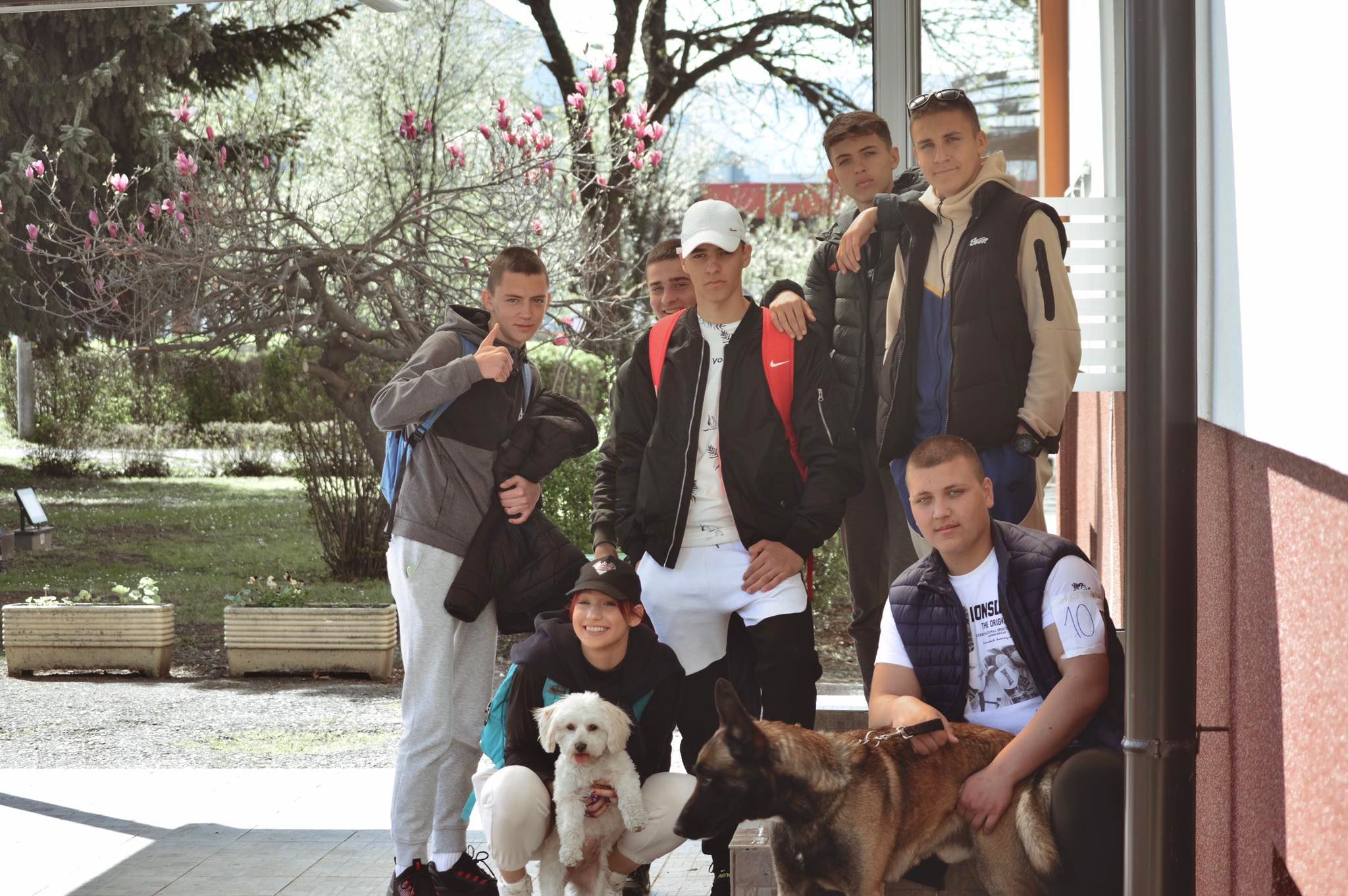 POLJOPRIVREDNA ŠKOLA OTVORILA VRATA: Gosti uživali u delicijama koje su pripremili đaci, a njuškice okupirale dvorište (FOTO/VIDEO)