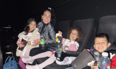 RONALDOVA ŽENA IZVELA DJECU U KINO: Zbog jednog detalja osoblje ju napalo?!