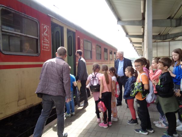 DAN ZA PAMĆENJE! Vožnja vozom oduševila učenike (FOTO)