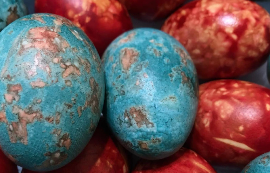 BOJENJE JAJA NA NEOBIČAN NAČIN: Iskoristite čaj od hibiskusa!