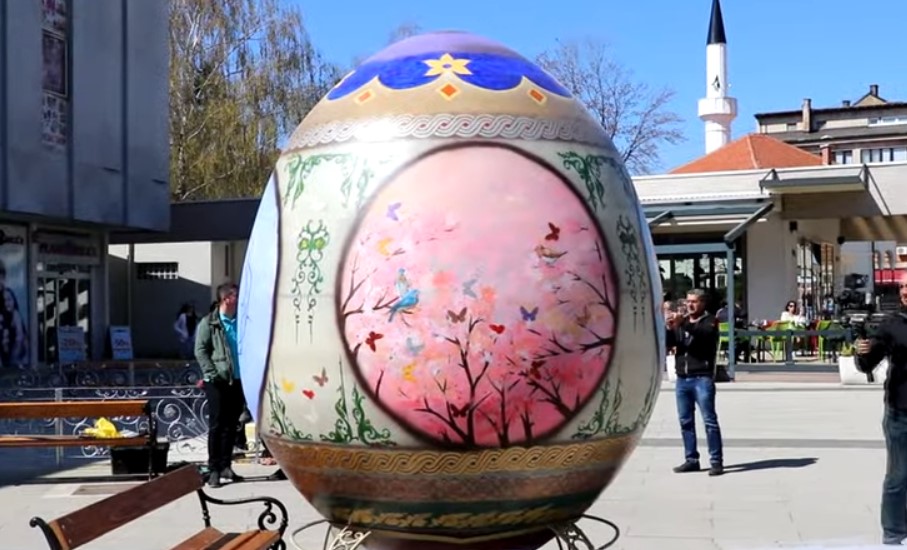 U Travniku postavljeno uskršnje jaje visine 2,64 metra! (VIDEO)