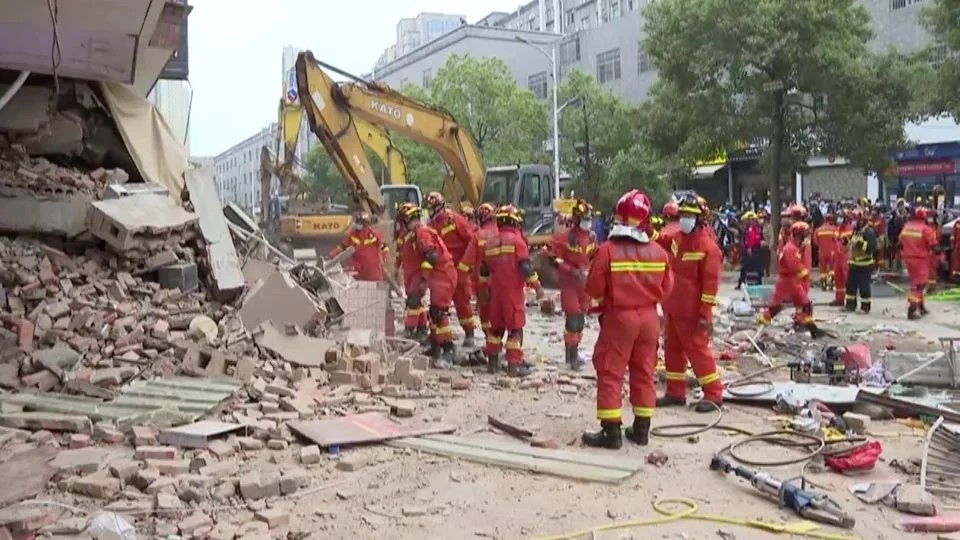 SRUŠILA SE ZGRADA! Zarobljene 23 osobe (FOTO)