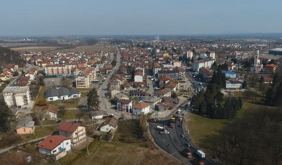 PRESRETALI IH AUTOM, VRIJEĐALI I UZNEMIRAVALI Supružnici iz Laktaša uhapšeni zbog proganjanja komšija: Prijavljivani i za fizički napad u kladionici
