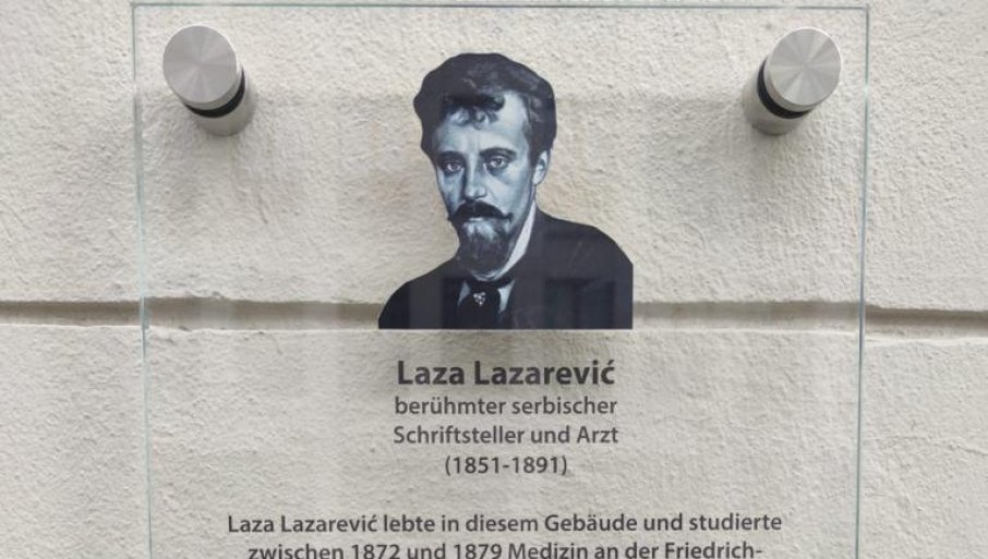 U CENTRU BERLINA OTKRIVENA SPOMEN-PLOČA LAZI LAZAREVIĆU! Obilježje na zgradi gdje živio tokom studija