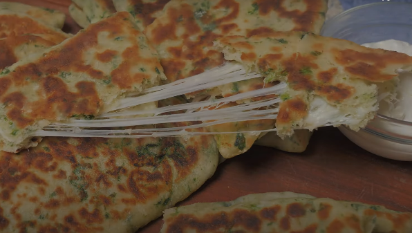 RECEPT KOJI ĆE VAS NASMIJATI: Seljačke lepinje punjene sirom! (VIDEO)