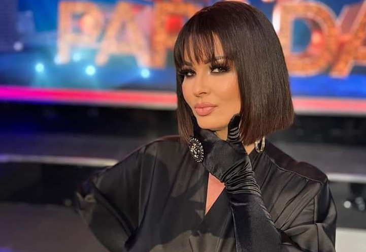 DEKOLTE NIKAD DUBLJI! Maja Marijana jedva "spakovala" ogromne grudi u minijaturni korset (FOTO)
