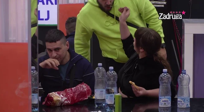 Miljana hranila svoje dvije bebice, pa nasmejala sve oko sebe! (VIDEO)