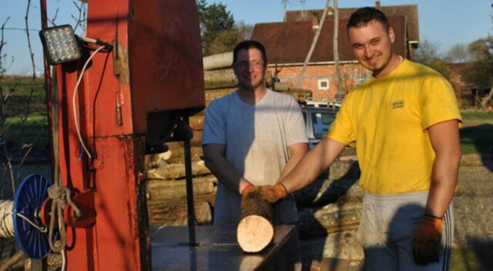 ZA MARKU JEFTINIJI, ZA DVIJE BOLJI! Uhodan tandem: David i Nemanja, najmlađi rezači drveta