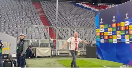 "TREĆE POLUVRIJEME" MEČA BAJERN - VILJAREAL! Pijan uskočio na teren i povrijedio se (VIDEO)