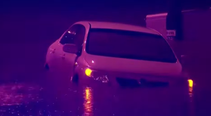 STOTINE LJUDI ISELJENO IZ KUĆA! Muškarac pronađen mrtav nakon što je njegov automobil odnijela voda!