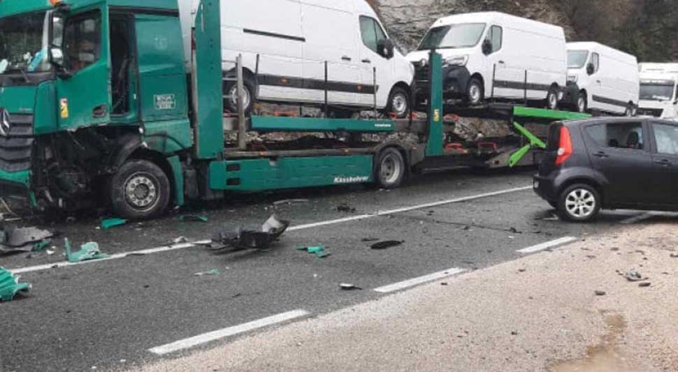 IMA POVRIJEĐENIH! Stravičan sudar kamiona i automobila