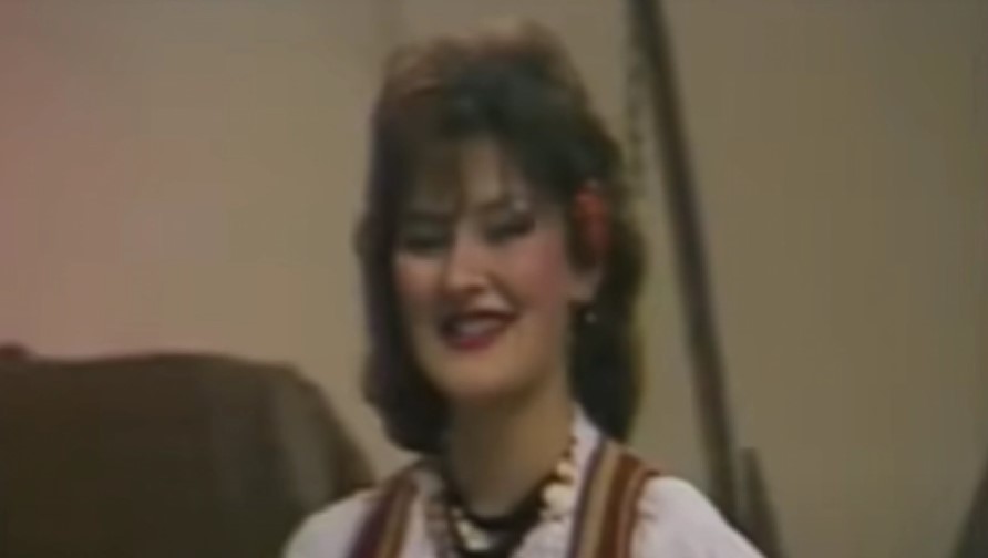 DA LI JE PREPOZNAJETE?! Znate li ko je pjevačica sa slike? (FOTO)