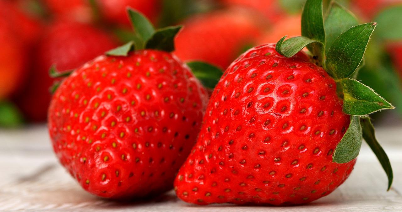 ŽELUDAC DA SE OKRENE! Oprala jagode u posebnom rastvoru, ono što je izašlo iz njih zgrozilo pratioce